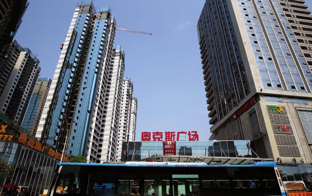 它因租金昂贵导致商铺退租,目前已陷入困境,这座商场就是奥克斯广场