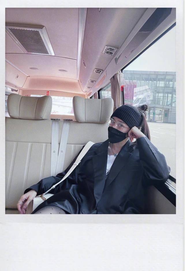 细节|杨幂对自己女团风造型太满意！筷子腿穿黑丝，整身造型时尚爆棚