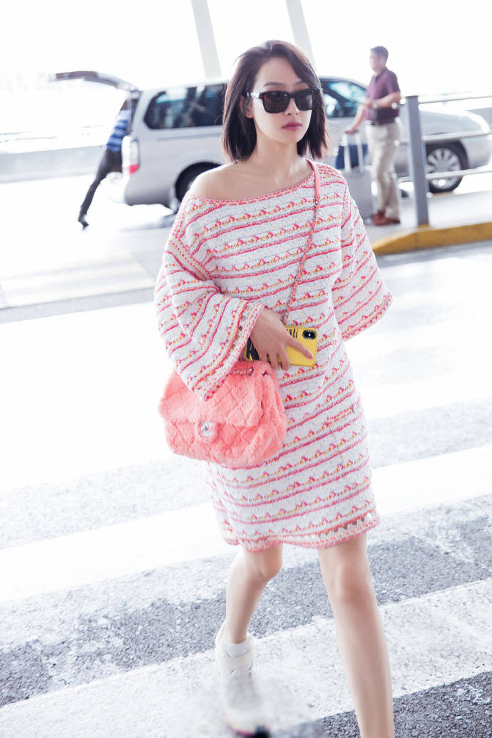 条纹|宋茜穿3万2连衣裙秀香肩，少女系穿搭嫩如20岁，修长双腿太吸睛