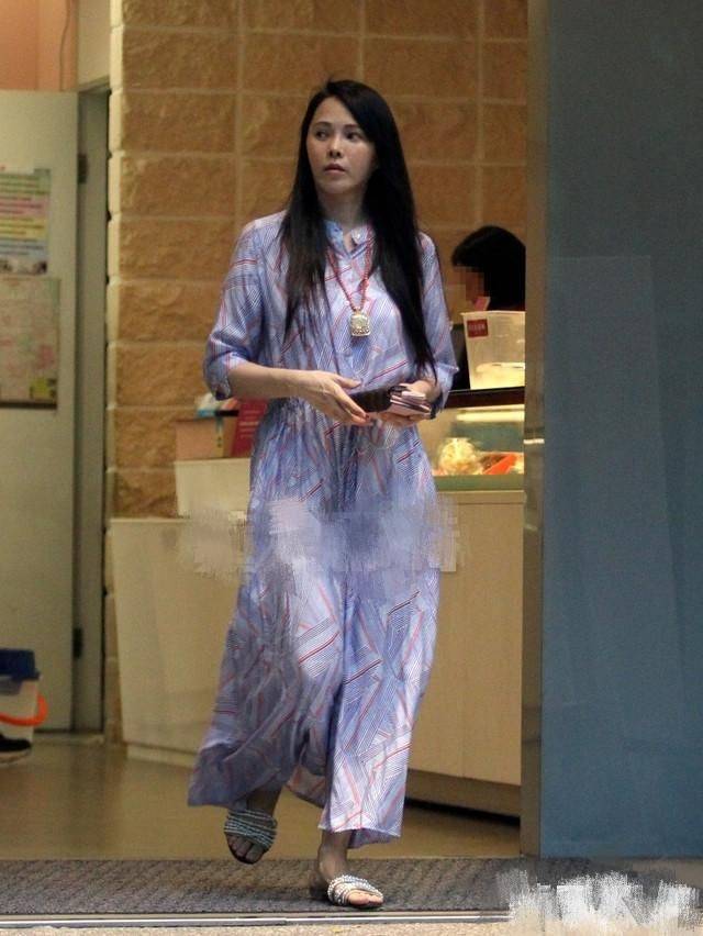保养|伊能静穿的漂亮是真，但不老却是假的，皮肤再怎么保养也焉瘪了！