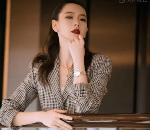 身材|戚薇穿西装配拖鞋出门，也只有她敢这么穿，穿衣随意但有品位