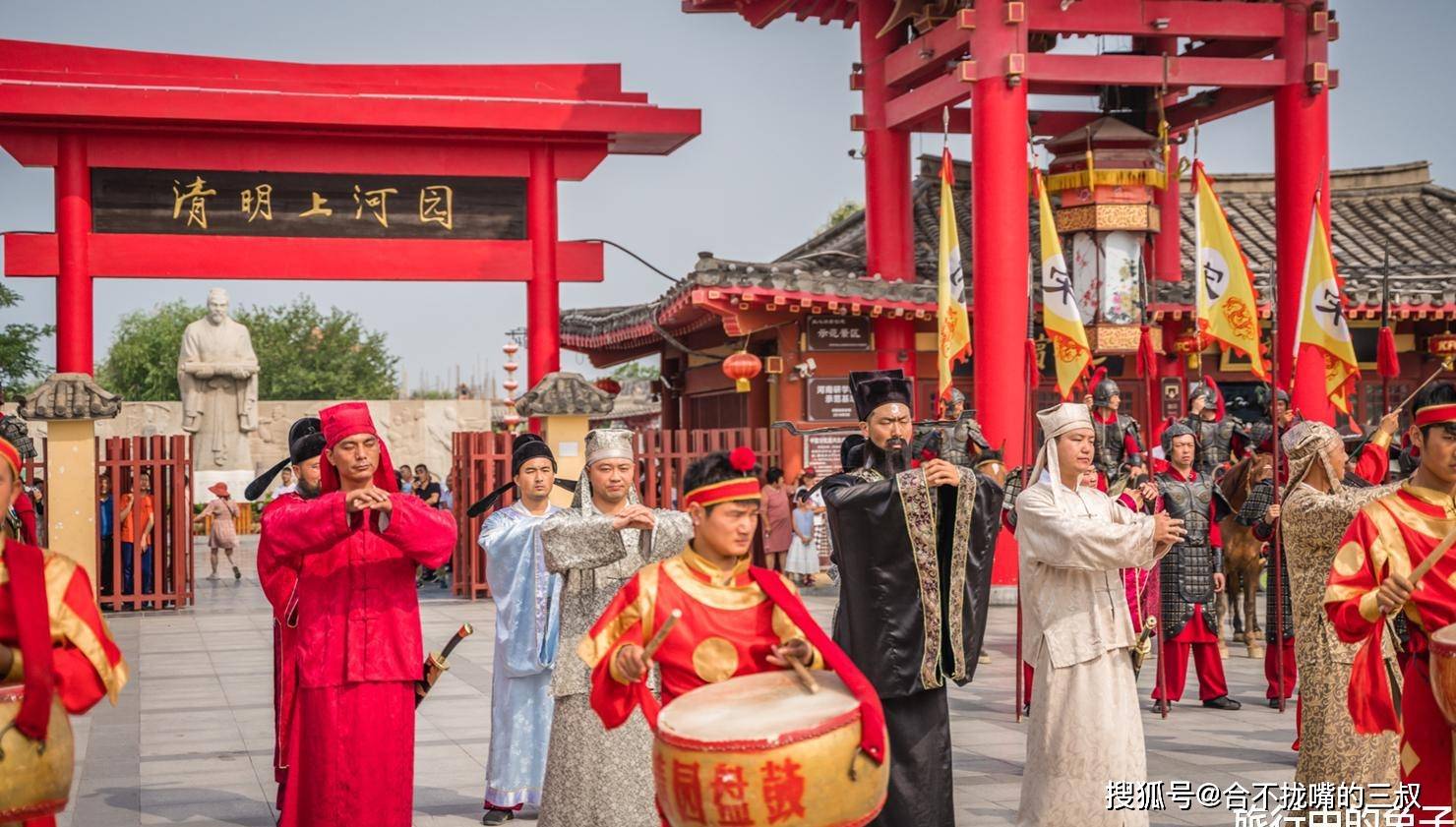 开封清明上河园,一秒穿越到千年前,亲身游览在繁华的大宋古都_包青天