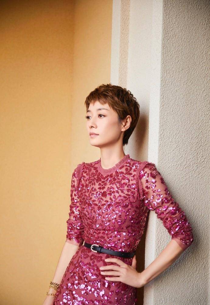 纸片|马伊琍离婚后更高调!穿玫红色亮片裙薄如纸片,瘦到认不出