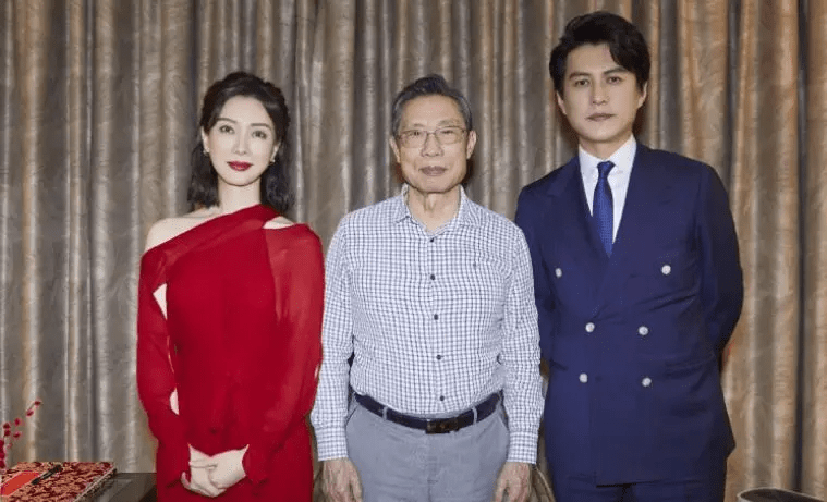 钟南山|钟南山罕见携夫人亮相,他身姿挺拔超精神,夫人发量比后辈还多