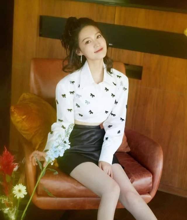 妖精|气质女神李沁，美得独特，黑白配都穿出高级感，不愧被赞中国妖精