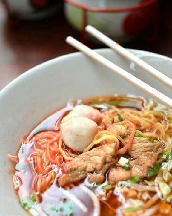因为|小伙每天去吃粉，老板都会送他一块肉，两年后小伙说句话老板傻了