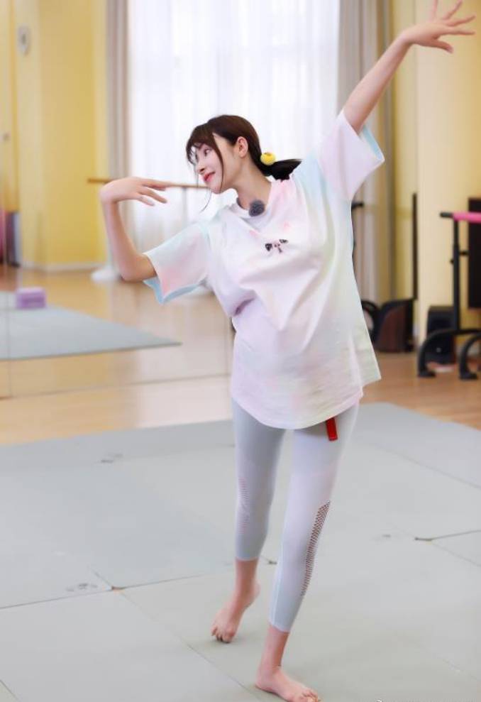 月子|麦迪娜产后与李艾同框亮相,身穿纱裙飘逸动人,这哪像刚生完孩子