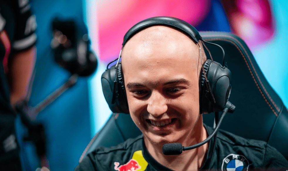 虽然不清楚caps剃光头的原因