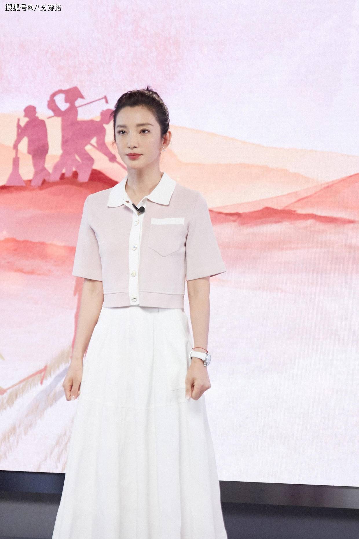 一身|48岁李冰冰容颜未老，一身玫红色西服套装干练潇洒，霸气潇洒