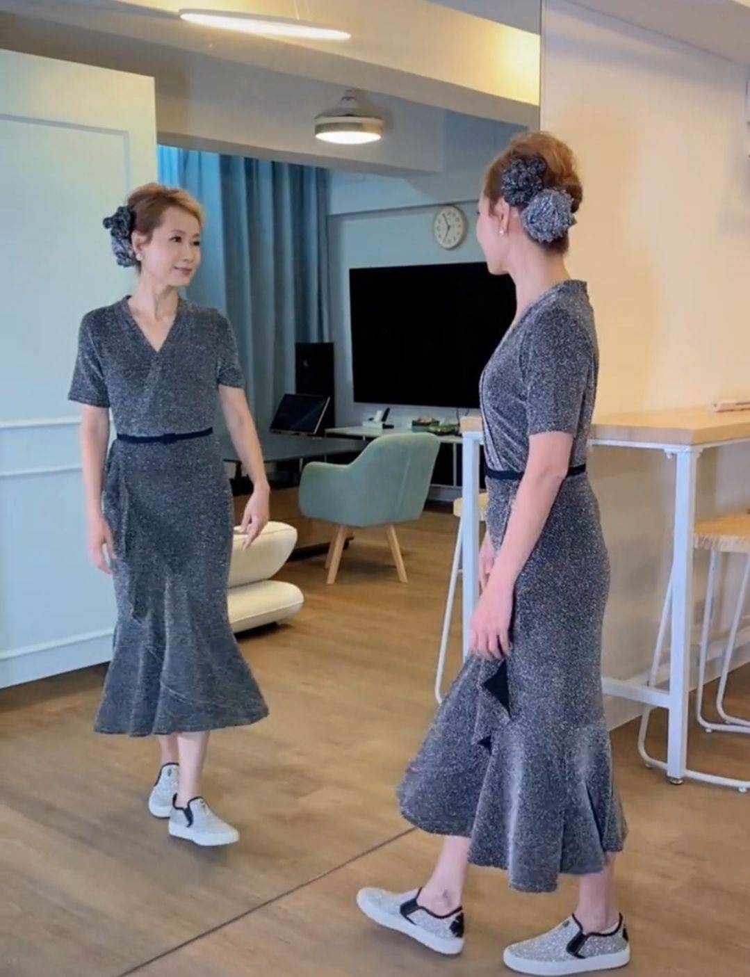 叶童|叶童穿紧身裙肚腩泛滥，却只敢踩双运动鞋，58岁老得一点不真实！