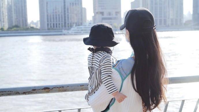 漂亮|唐嫣现身彩排，宽松裙平底鞋被怀疑怀二胎，素颜美炸