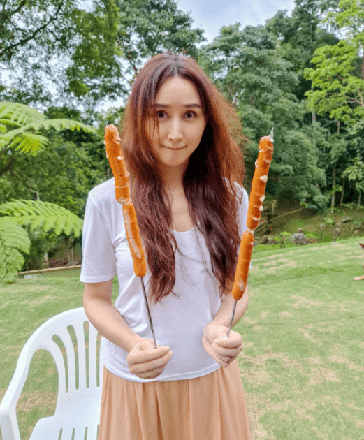 胡静真|胡静真没“阔太架子”，白T恤搭配半身裙简约温柔，低调随性