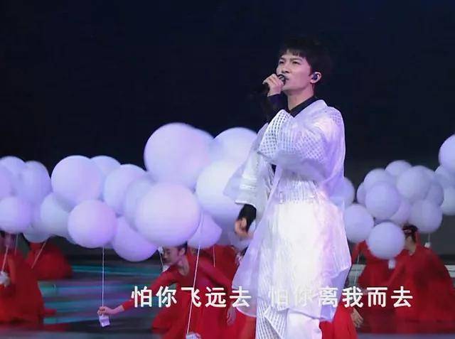 戚薇|金鸡奖开幕式女明星齐穿旗袍：戚薇像绿孔雀，金莎太圆润