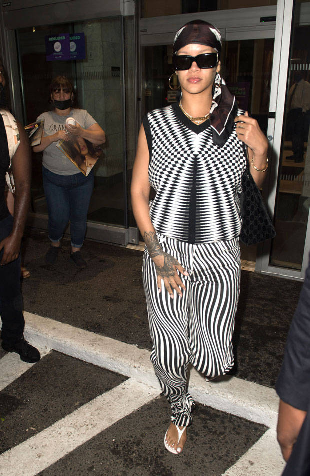 Rihanna|蕾哈娜 (Rihanna) 为斑马设计黑色 &白色条纹套装搭配围巾