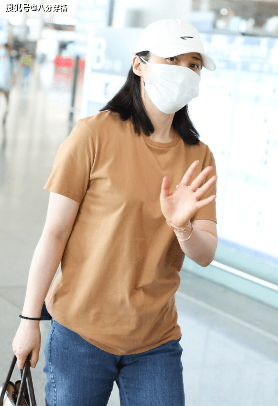 棕色|蒋勤勤真没明星架子,棕色T恤配牛仔裤简约休闲,和普通人没差别