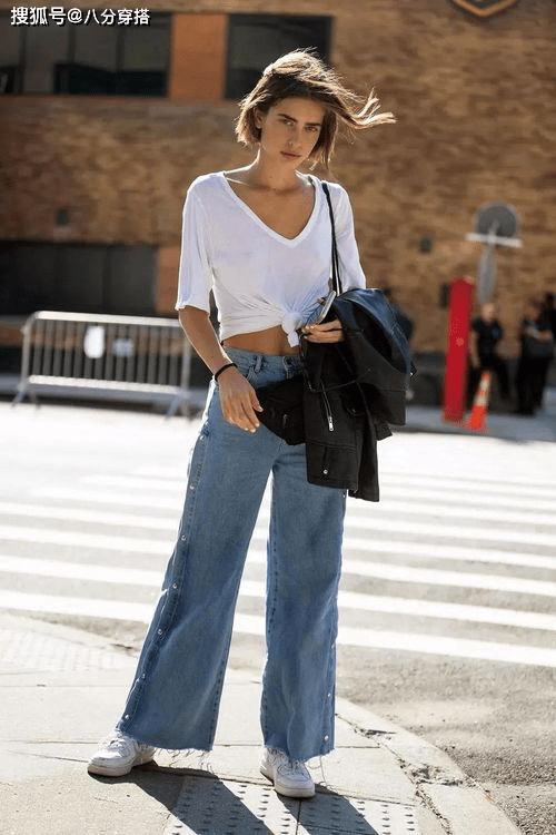 棕色|蒋勤勤真没明星架子,棕色T恤配牛仔裤简约休闲,和普通人没差别
