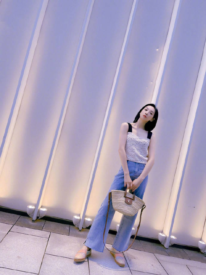 曲线美|汪峰大女儿穿衣随了亲妈葛荟婕，才16岁穿吊带裙走轻熟风，太惊艳