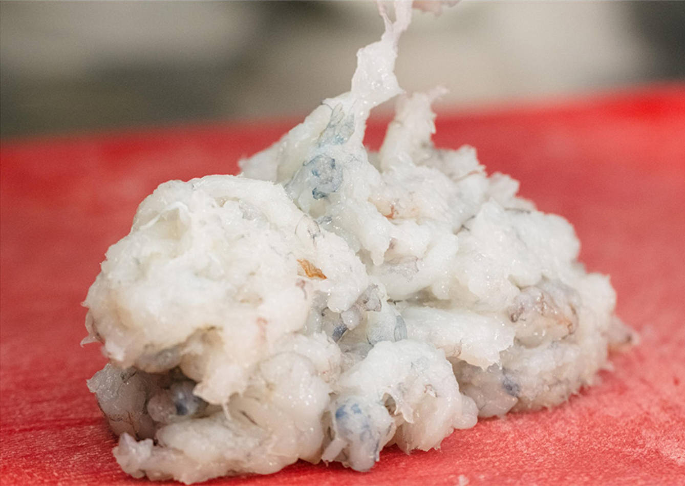 大厨建议用刀背料,因为用刀头会使整件虾胶完全被斩断,像切丝一样,没