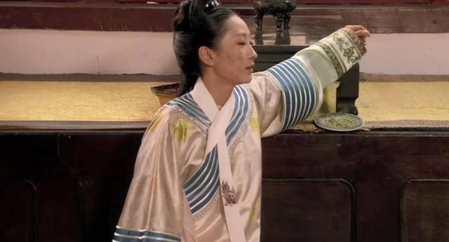 皇帝每天只命人扇嘴巴,皇后却不是扇耳光那么简单.