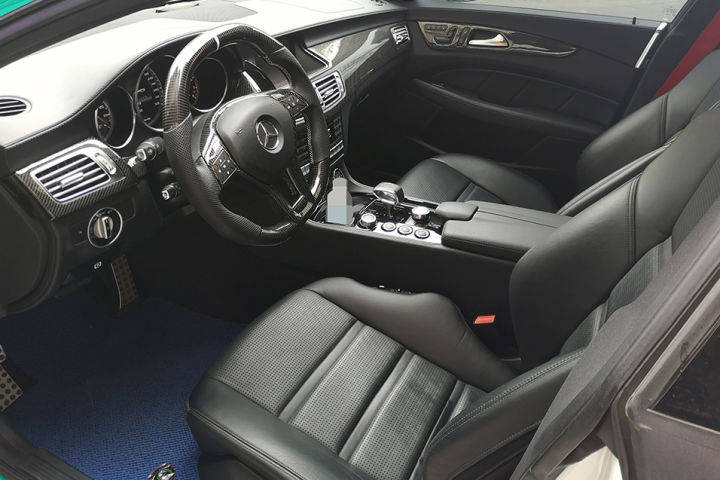 不过犇犇还是想说:还是这一代cls外观漂亮,新款的内饰是漂亮了但外观