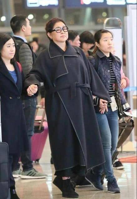 黑色|倪萍终于高调美回来,卡其色长风衣搭配阔腿裤气场开挂,哪像60岁