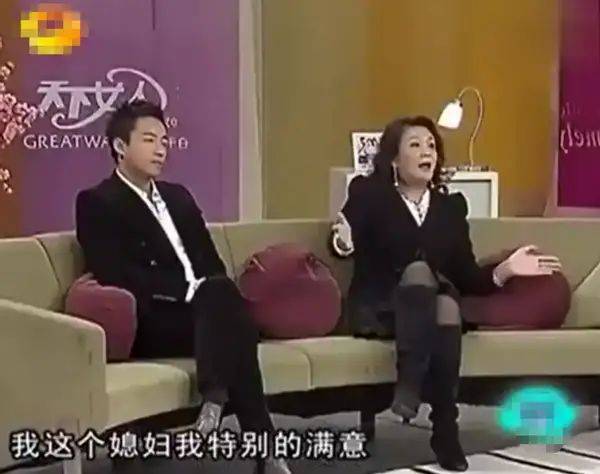 黑色|大S婆婆采访的生图，不修图怕是要崩了，满脸泛油光还有老年斑！