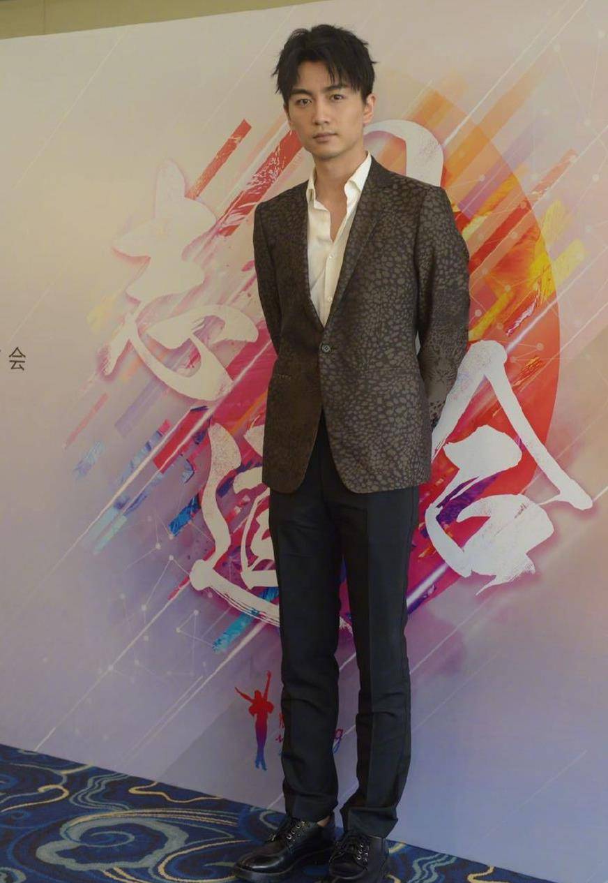 闫妮|发布会上明星造型踩雷！鹿晗黑裤搭白袜显土味，闫妮看着真像48岁