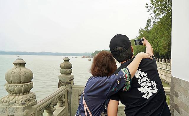 邓超|邓超母亲真是中老年穿搭模板,穿丝绸刺绣上衣,宽松却不失时尚感