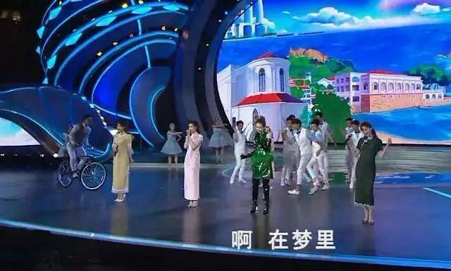 戚薇|金鸡奖开幕式女明星齐穿旗袍：戚薇像绿孔雀，金莎太圆润