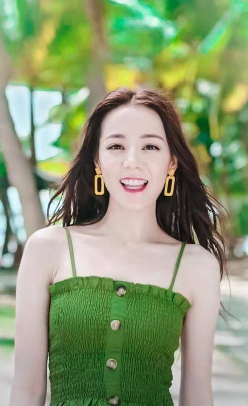 浅绿色|迪丽热巴穿着一件浅绿色的低领长裙参加活动,秀出了身材优势。