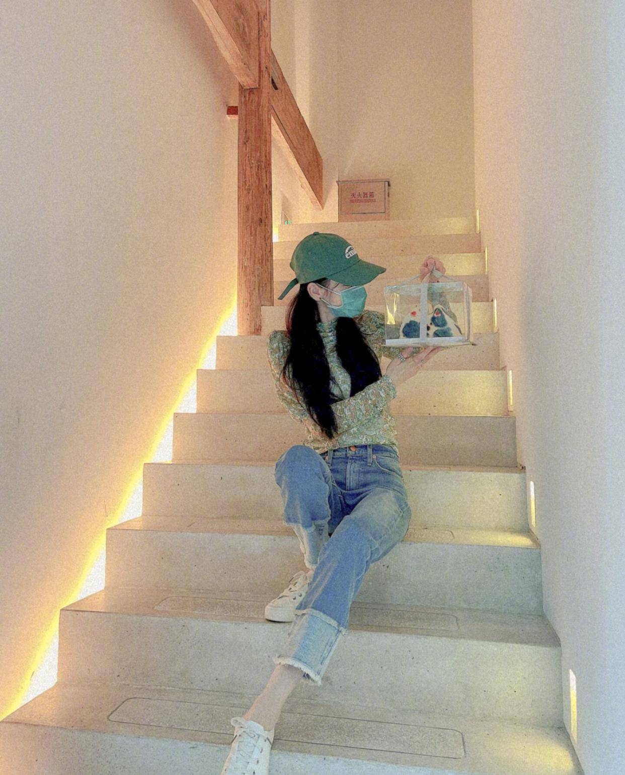 那一片|迪丽热巴晒田园绿洲九宫格照片，宛如丛林里的精灵美女