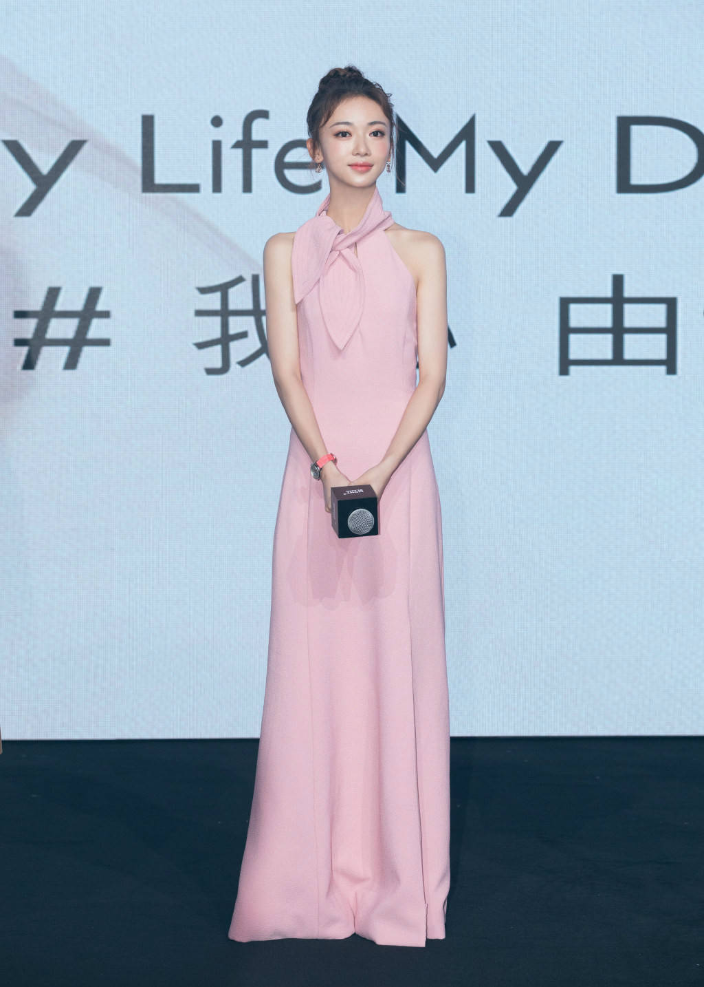 攻略|皇后璎珞再合体！秦岚黑裙优雅吴谨言粉裙少女，9岁的差异有点大