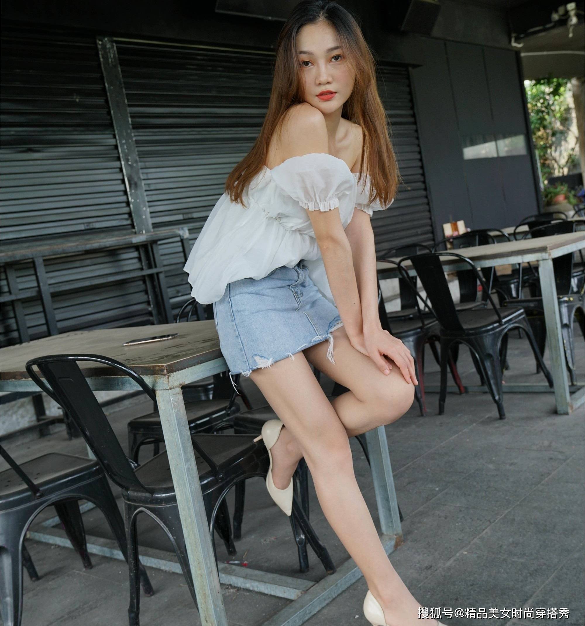 高跟鞋|半身裙怎么搭配？一字肩雪纺上衣搭配牛仔裙，优雅随性不失女人味