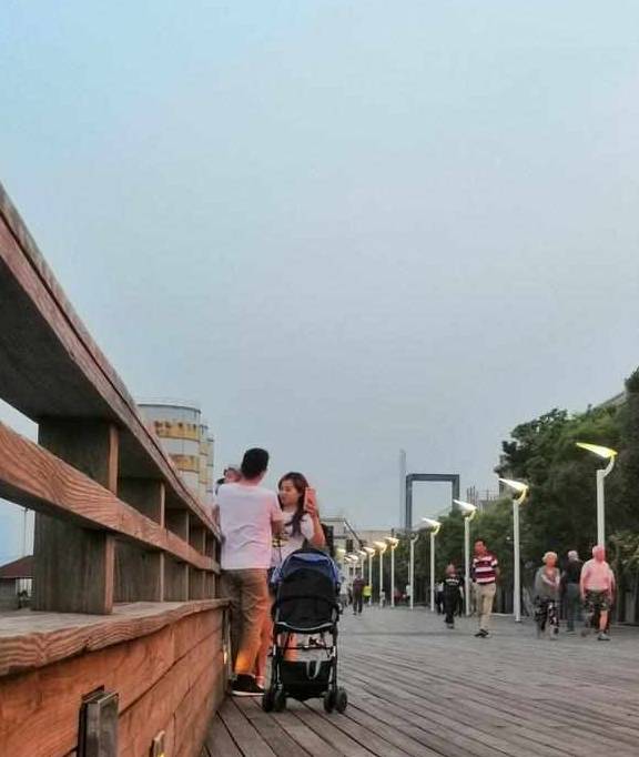 因为|小伙每天去吃粉，老板都会送他一块肉，两年后小伙说句话老板傻了
