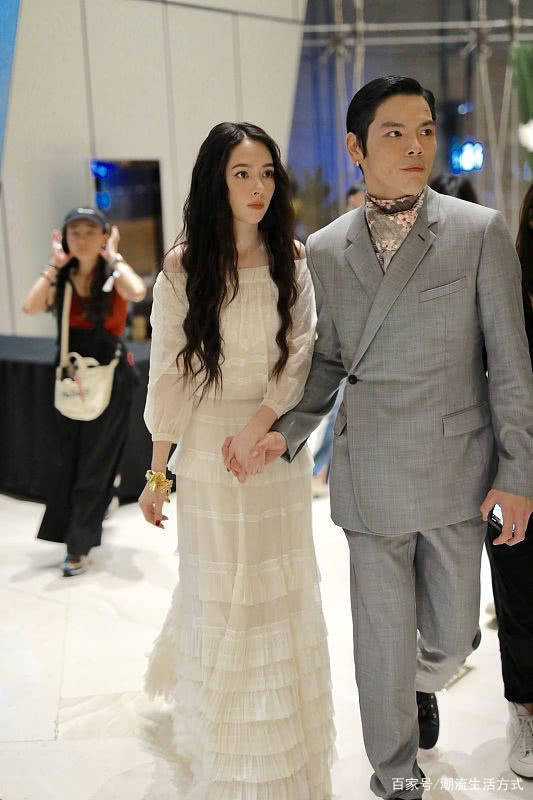 一身|郭碧婷和向佐现身,郭碧婷穿长裙似仙女,向佐换两套私服都好帅!