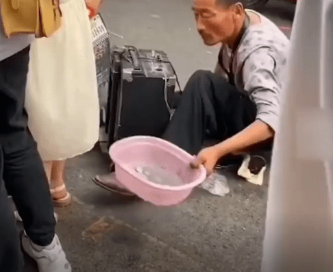 然而,令人意想不到的是,乞丐叔叔讨钱后,手里拿着脸盆开始恶意殴打