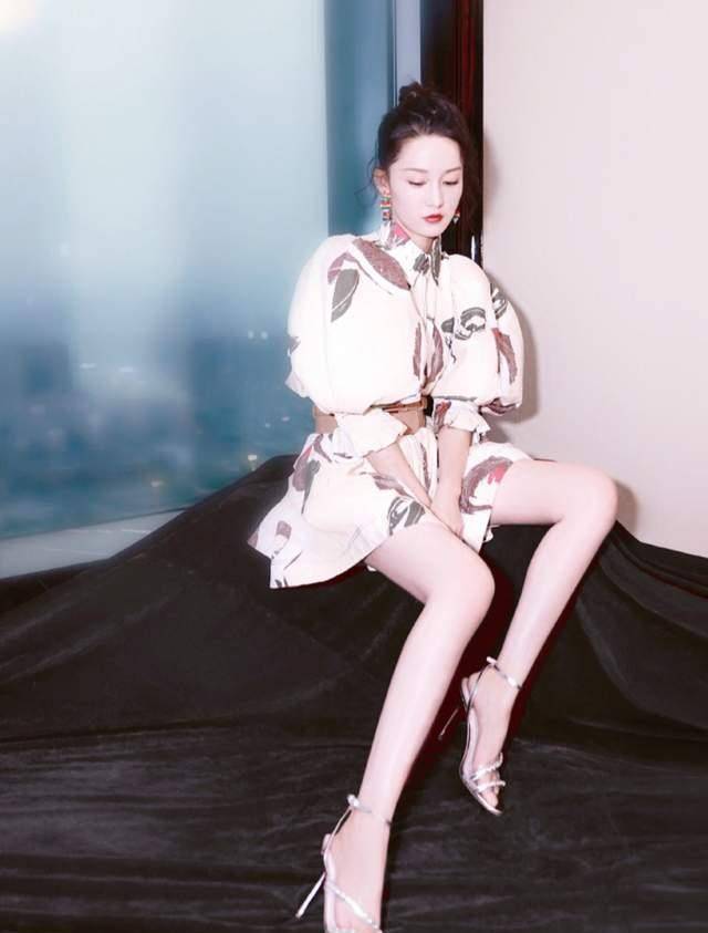 妖精|气质女神李沁，美得独特，黑白配都穿出高级感，不愧被赞中国妖精