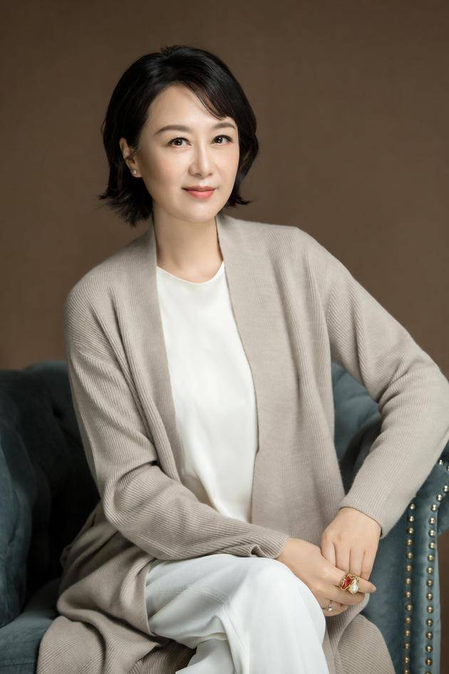 视觉|吴玉芳认真打扮挺贵气,穿黑色吊带裙优雅高级,老阿姨也是洋气人