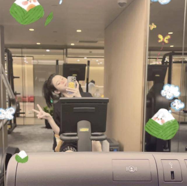 长发|奚梦瑶晒孕期近照，剪短发脸颊比较圆，晚餐吃速食凉面