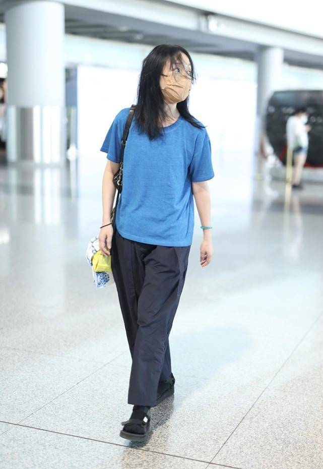 黑色|周迅的打扮永远那么简单，穿蓝色短袖T恤搭黑色休闲裤，很朴素！