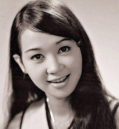 出身贫寒,26岁嫁给自己司机,合作周星驰走红,一顿饭20块!_朱咪咪