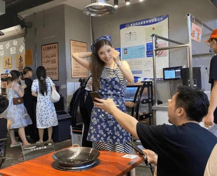 原创长沙30张桌子的地摊火锅,因老板娘的神仙颜值走红,吃饭一座难求!