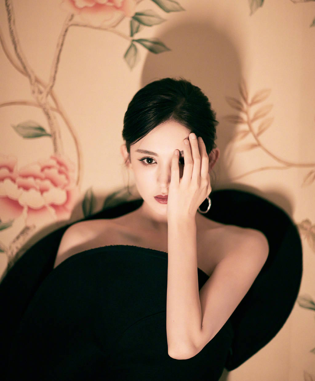 短裙|高挑型女明星古力娜扎，长裙短裙随性穿搭，从清纯到御姐的转变