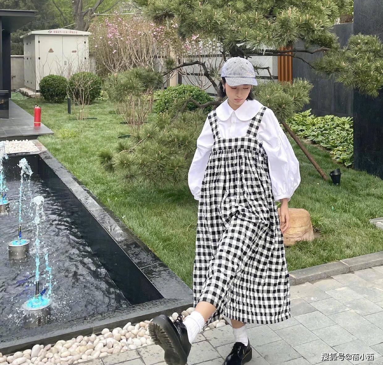 经典|又被周涛的优雅气质迷倒了，穿白衬衫配淡雅妆容亮相，美得很高级