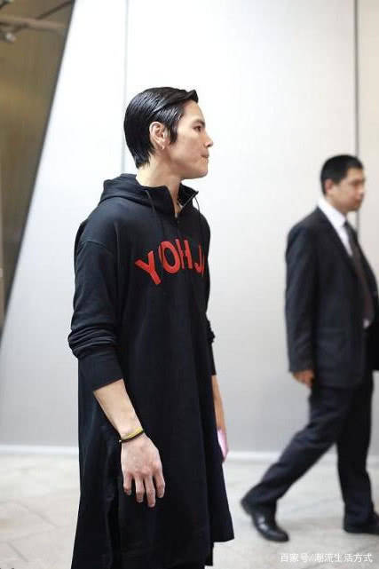 一身|郭碧婷和向佐现身,郭碧婷穿长裙似仙女,向佐换两套私服都好帅!