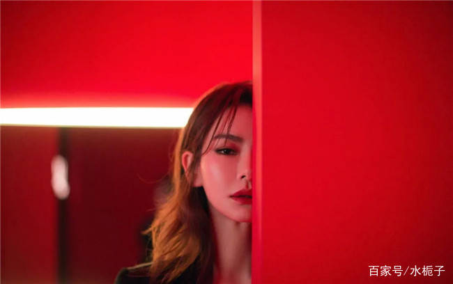 戚薇|戚薇女儿身着短袖搭配绿色纱裙超可爱，网友：跟妈妈戚薇学的吧？