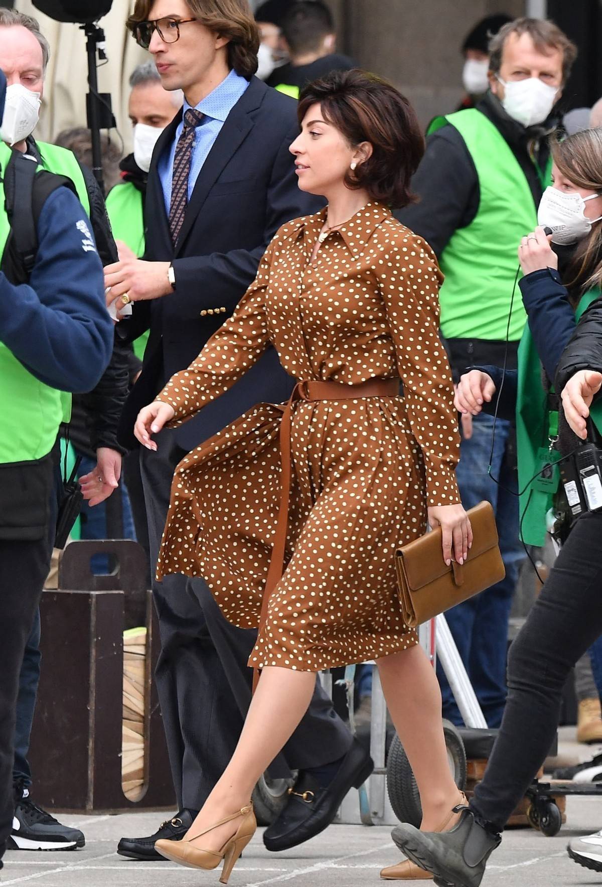 ladygaga虽然只有1米57但气场不输超模穿波点裙走街上真抢镜