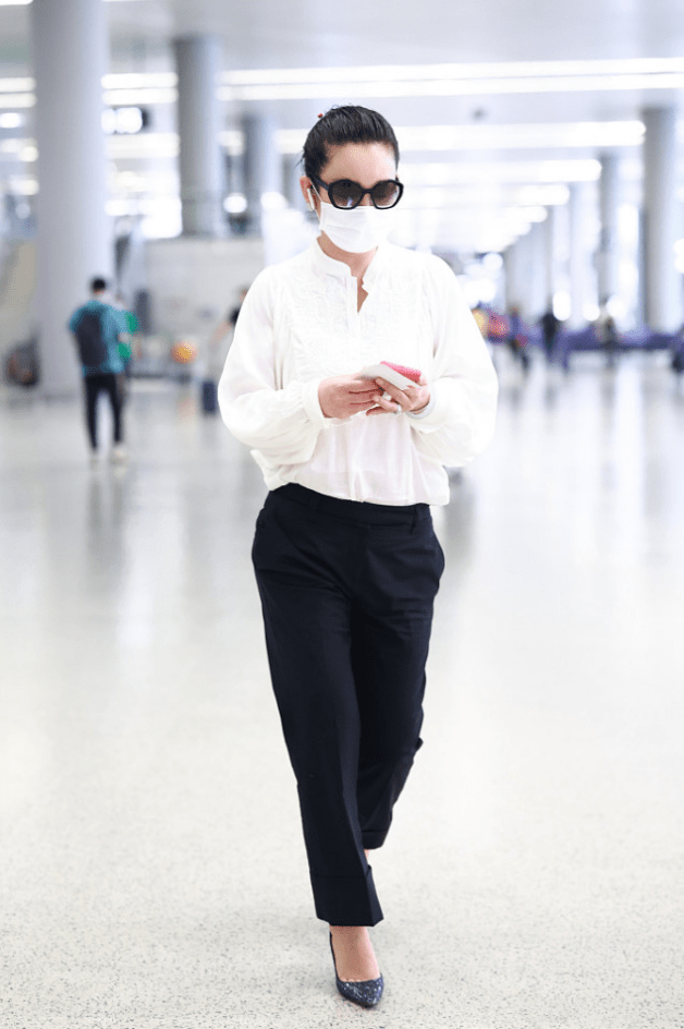 整体|秦海璐的气质太好了,烂大街的白衬衫都能穿得很好看,不扮嫩真美