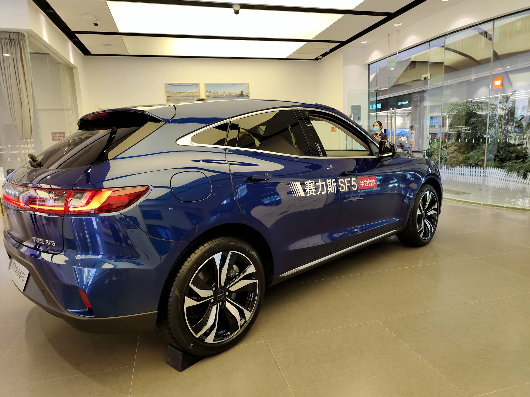 华为也卖车实拍赛力斯sf5增程式电动新选择