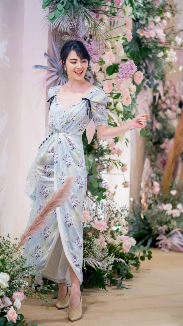 Mai|泰国女星Mai穿印花裙参加好友婚礼，优雅气质抢尽新娘风头